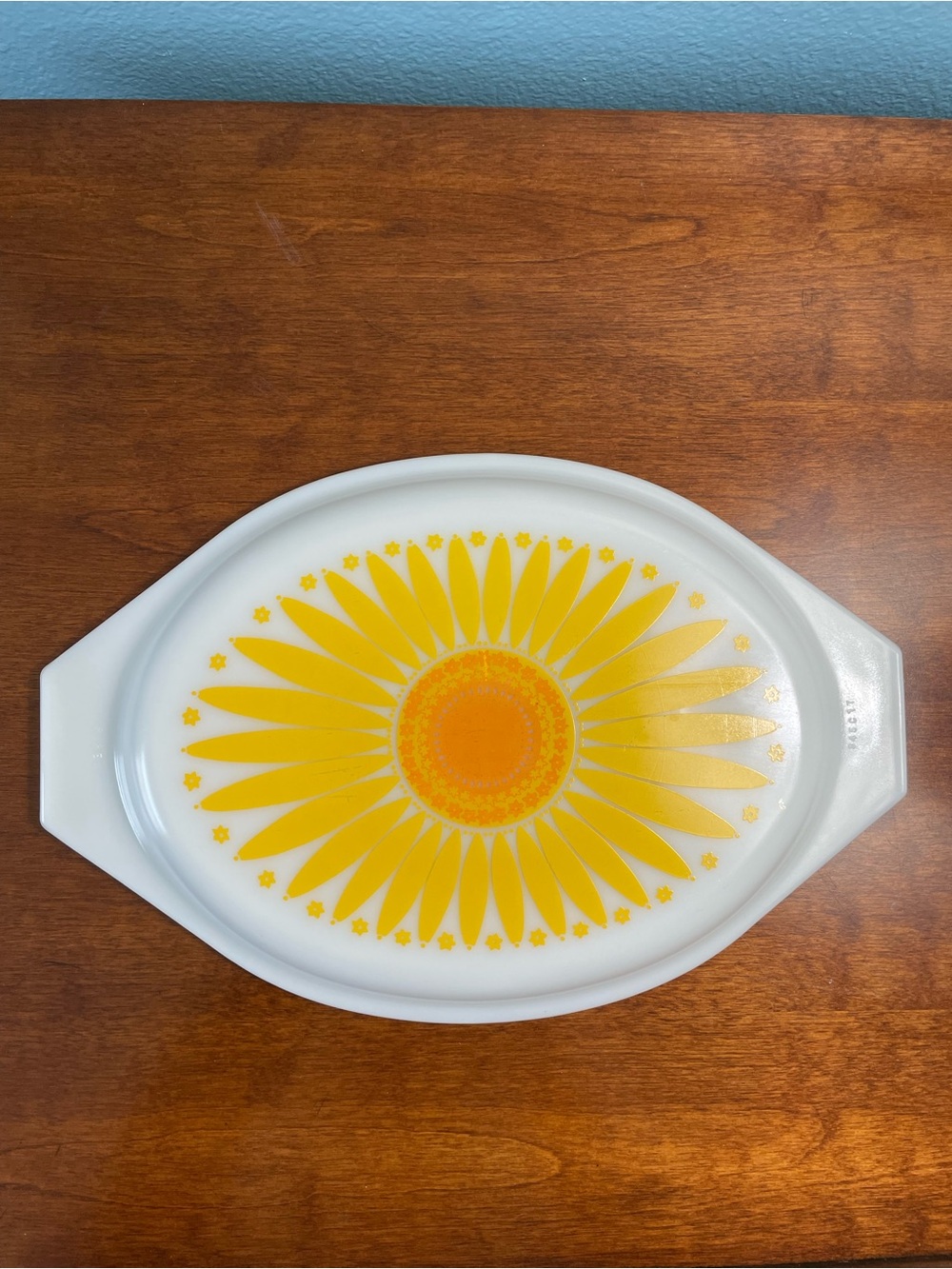 Vintage Pyrex Yellow Daisy Lid for 1.5 qt divided dish.